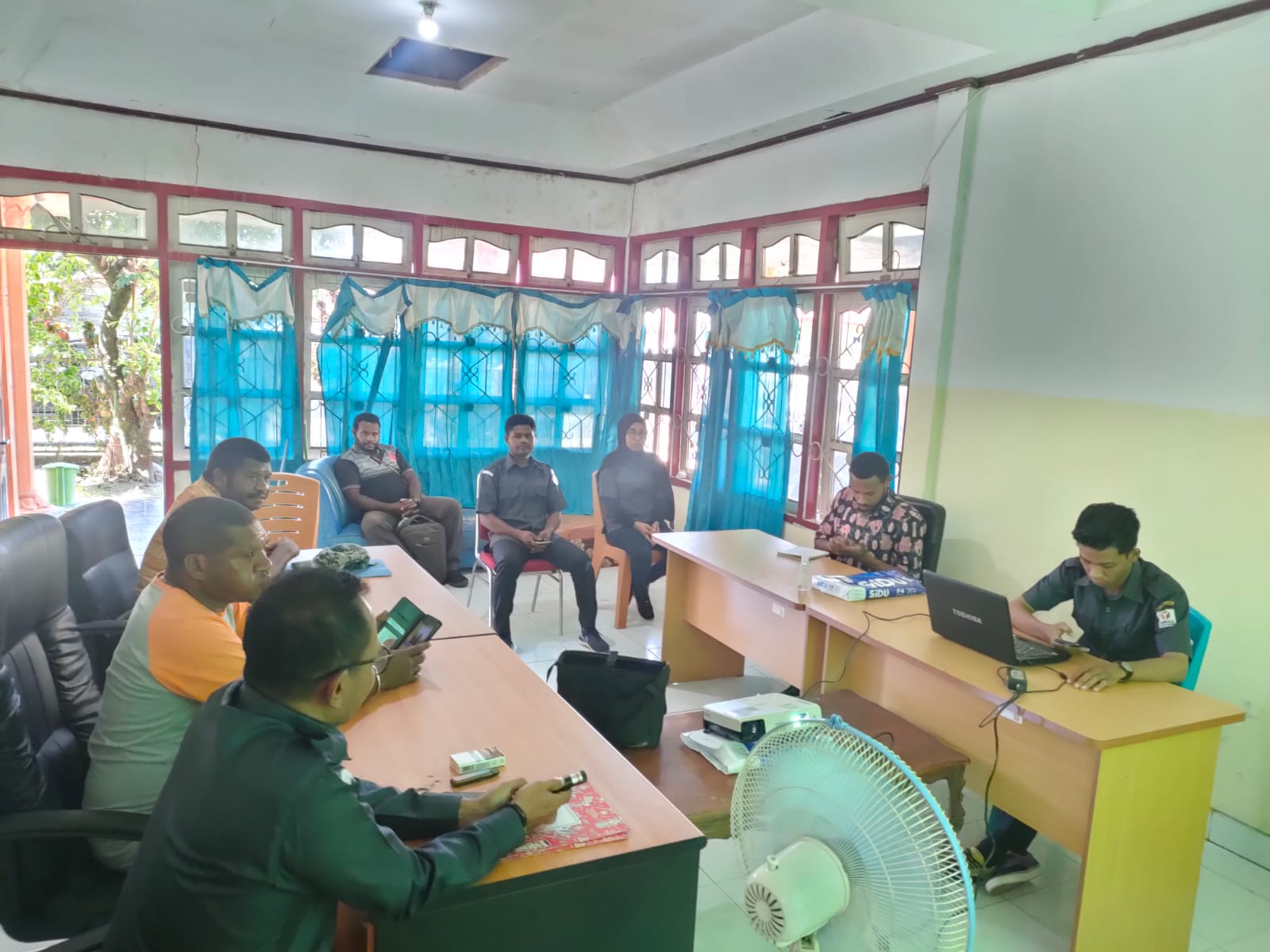 Bawaslu Pegunungan Arfak Gelar Rapat PPID Bersama Humas dan Protokoler Setda Kabupaten Pegunungan Arfak.
